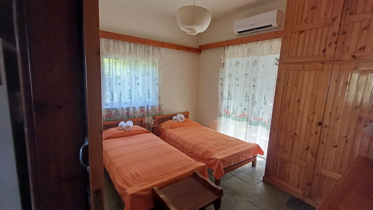 ห้องนอนที่ 2 มีเตียงเดี่ยว 2 เตียงจะรองรับด้วยความสะดวกสบายและพลังงานบวก มีหน้าต่าง 2 บานสำหรับชมวิวสวนป่าและอากาศที่นุ่มนวลของคอมเพล็กซ์