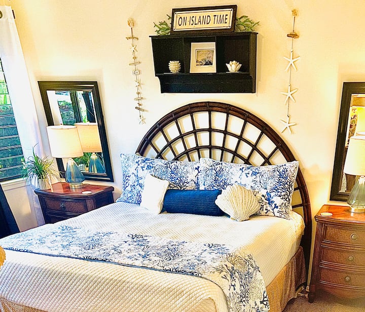 Това е по - голямата стая с прозорци на изток за изгрев слънце.  Остава по - хладно по - късно през деня.  Леглото тук е наистина удобен плот за възглавници с кралски размери в хотелски размер. 