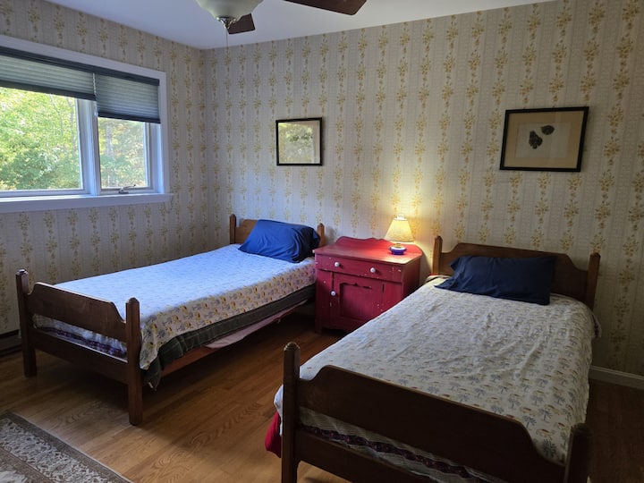 La chambre des enfants : deux lits jumeaux.