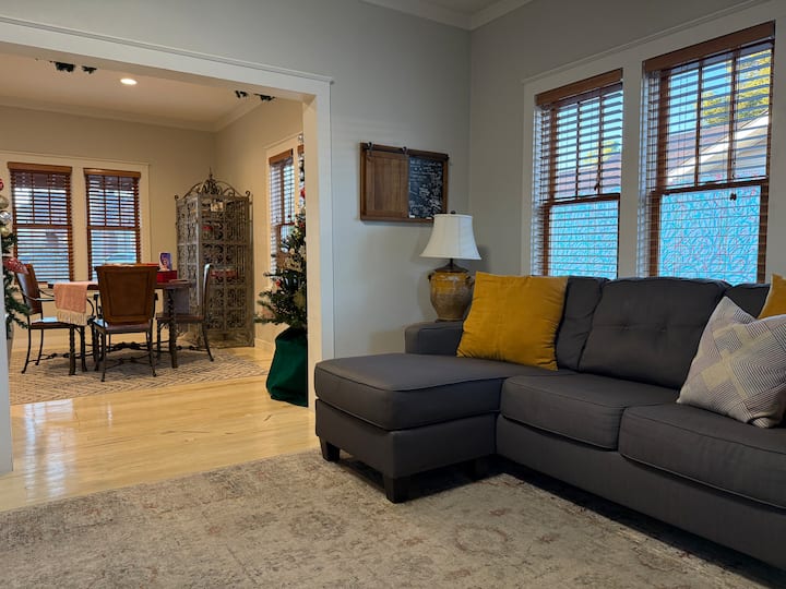Sooner Dwelling, A Bungalow With University Charm. - 諾曼