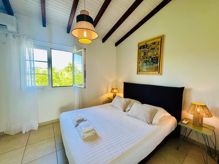 غرفة مكيفة جميلة ومريحة مع سرير 160 سم وخزانة ملابس كبيرة وآمنة + إطلالة خضراء.
