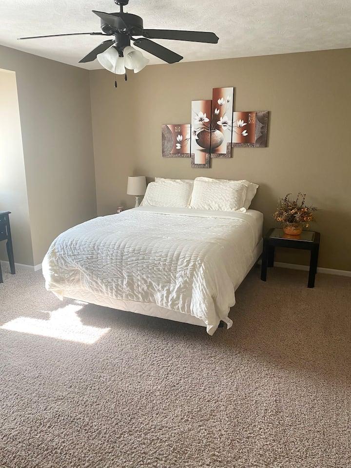 Bilik tingkat atas besar yang dilengkapi dengan katil queen, meja solek, & almari. Bilik mandi berada 5 kaki di seberang pintu keluar bilik tidur 