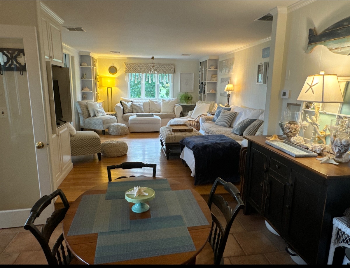 Woonkamer grenst aan de eethoek