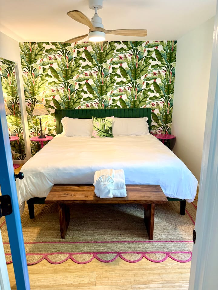 Cama tamaño king en la planta baja con colchón de espuma viscoelástica nuevo, sábanas refrescantes y edredón de bambú, y almohadas súper cómodas con una variedad de niveles de firmeza. También tiene persianas y cortinas ennegrecimiento de la habitación con ventilador y espejos de cuerpo entero. 