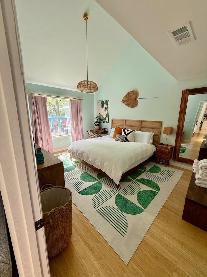 Dormitorio principal #1 en la planta baja adyacente a la sala de estar con cama king, almohadas de espuma viscoelástica súper cómodas, persianas y cortinas ennegrecimiento de la habitación con ventilador y espejo de cuerpo entero. 