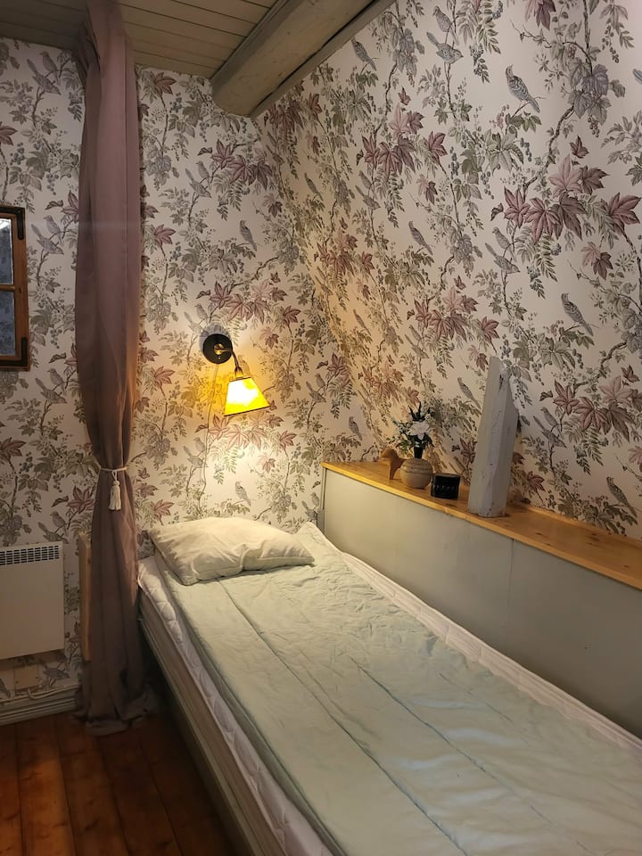 Esta zona para dormir se encuentra en un pasillo más pequeño. Hay cortinas, por lo que se convierte en una especie de recámara privada. 