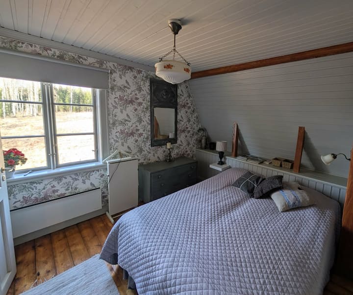 Cama doble, armarios y vistas al bosque y a los campos. 