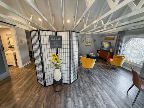 Top performing Airbnb: Studio Near Mercedes-Benz Stadium, Sleeps 4 in Cascade Avenue/Road
