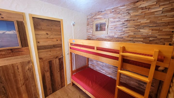 vstup do garsónky s 2 poschodovými posteľami 