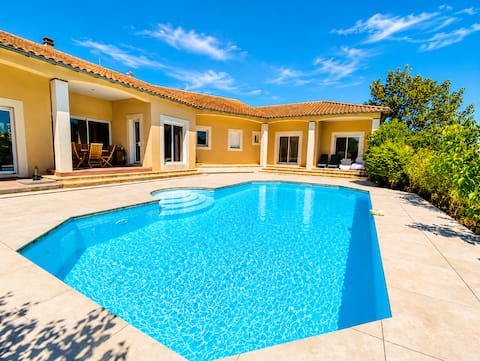 Large Villa + pool 10 min from the city center!