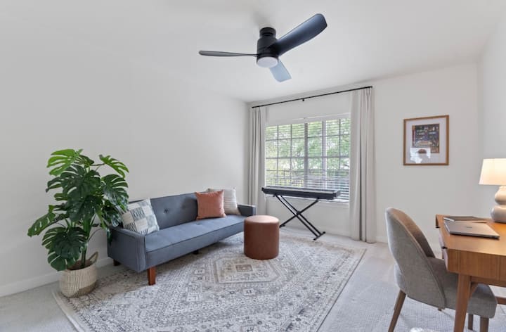 Საოფისე/საძინებელი - ტახტი იკეცება სხვა საწოლის შესაქმნელად.