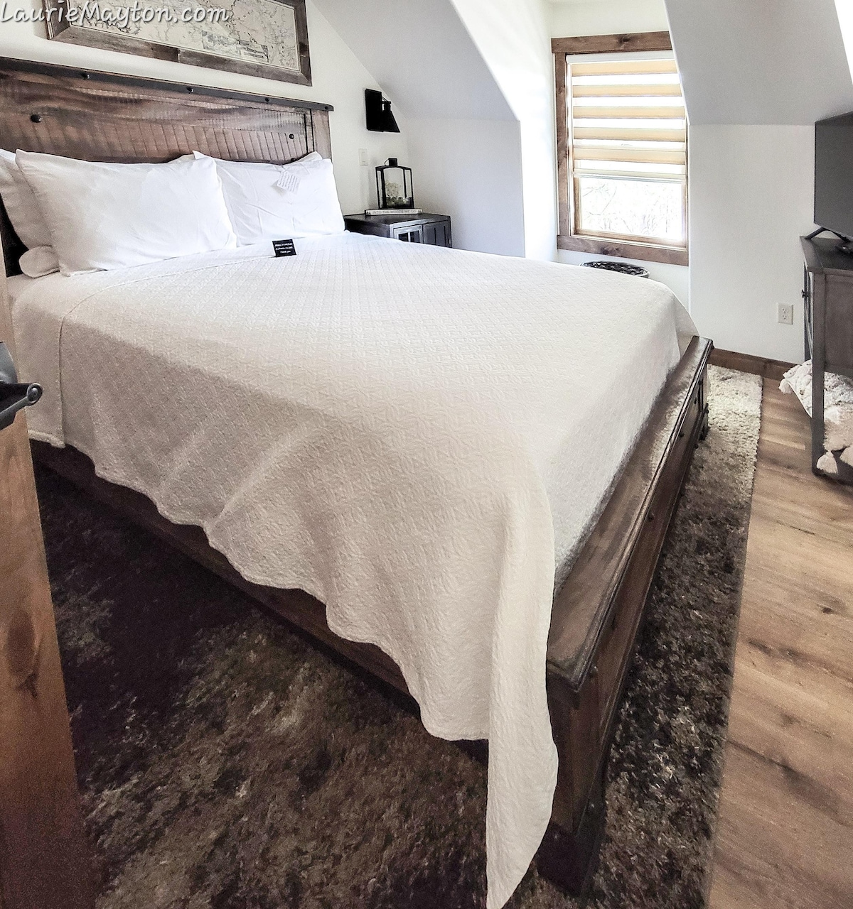 Spálňa s manželskou posteľou a vlastnou kúpeľňou, druhé poschodie. 