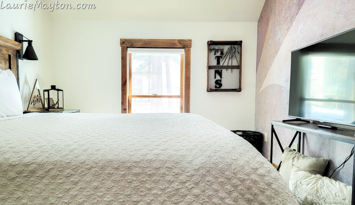 Spálňa s manželskou posteľou s vlastnou kúpeľňou.