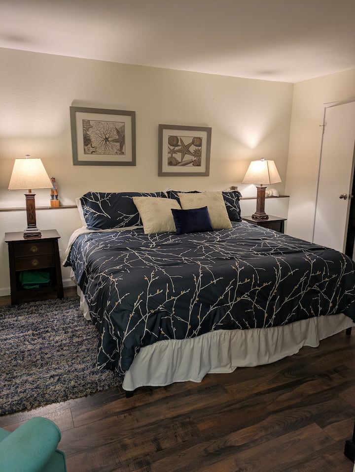 Manželská posteľ s dostatkom priestoru v skrini a zásuvkách pre váš dlhší pobyt!