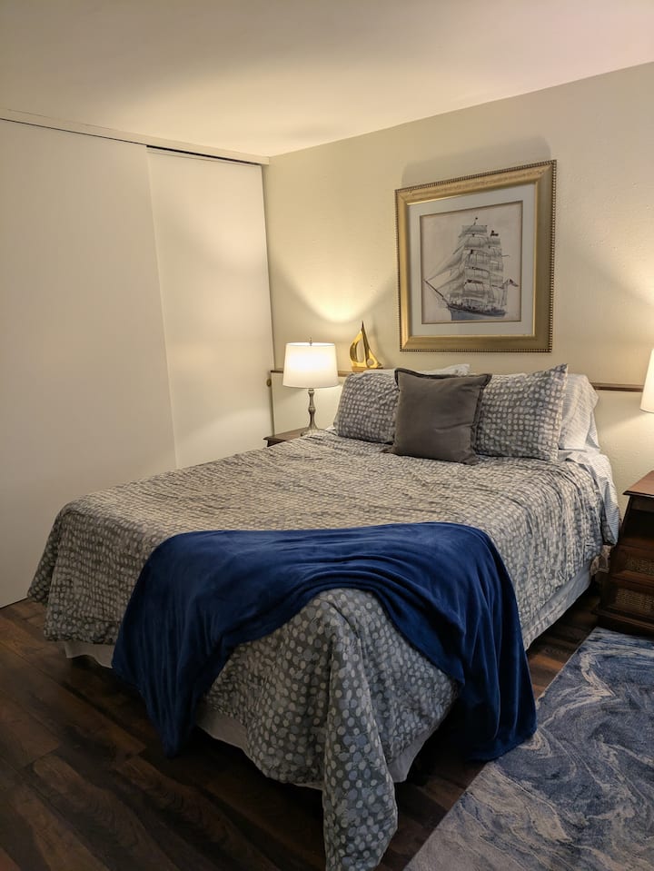 Manželská posteľ s výhľadom na oceán.  Závesy na ochranu súkromia oddeľujú izbu od obývacej izby a terasy!