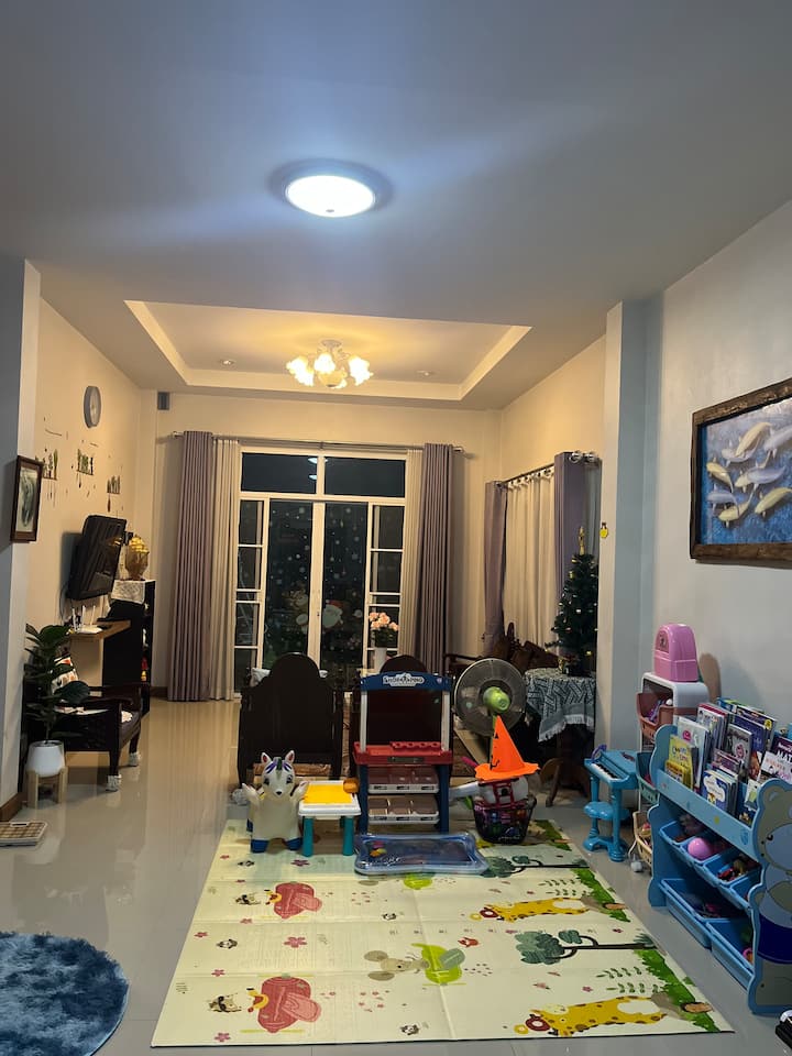 Dnevni boravak povezan s igraonicom 