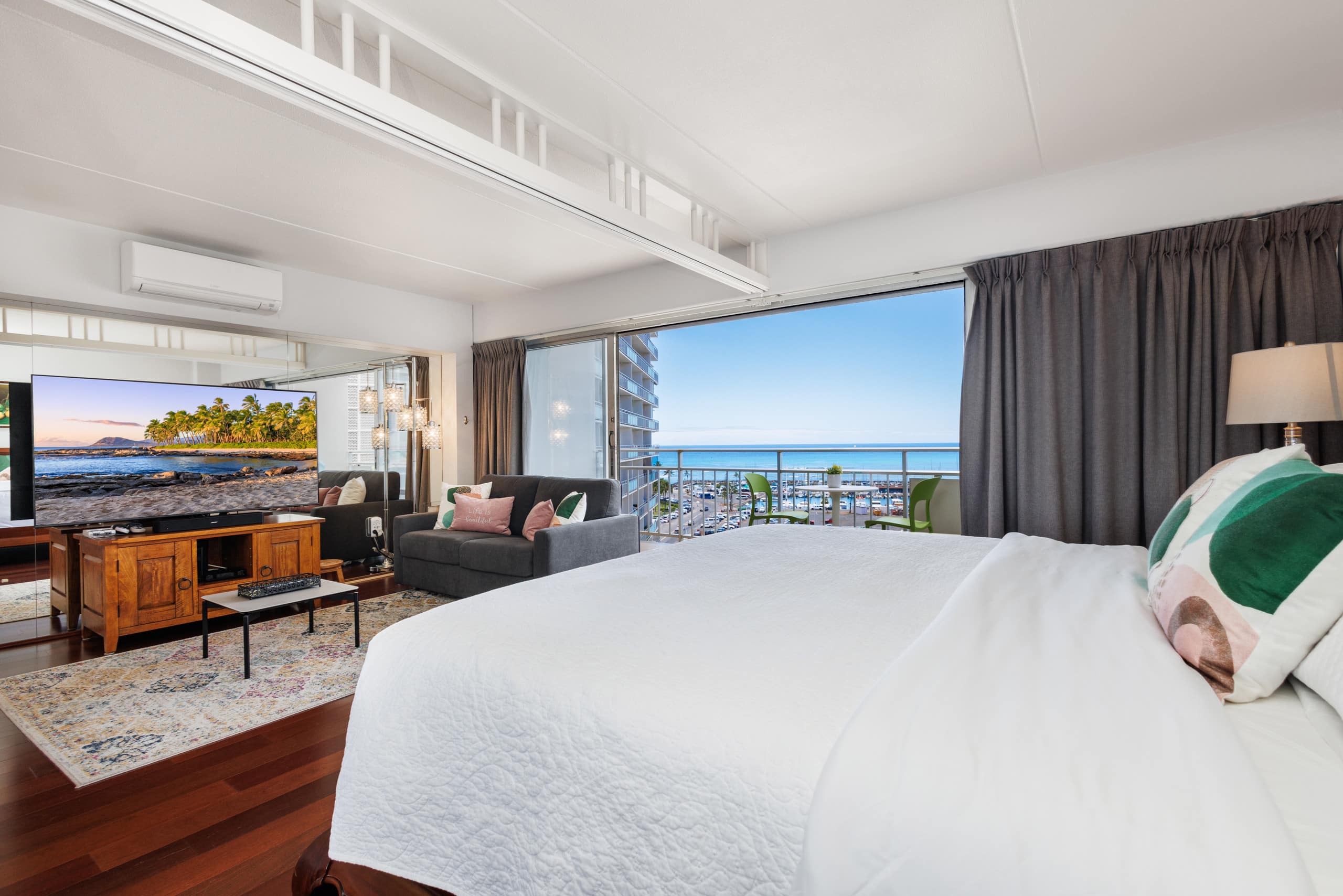 Condo in Honolulu · ★4.96 · 1 bedroom · 2 beds · 1 private bath - Image 11