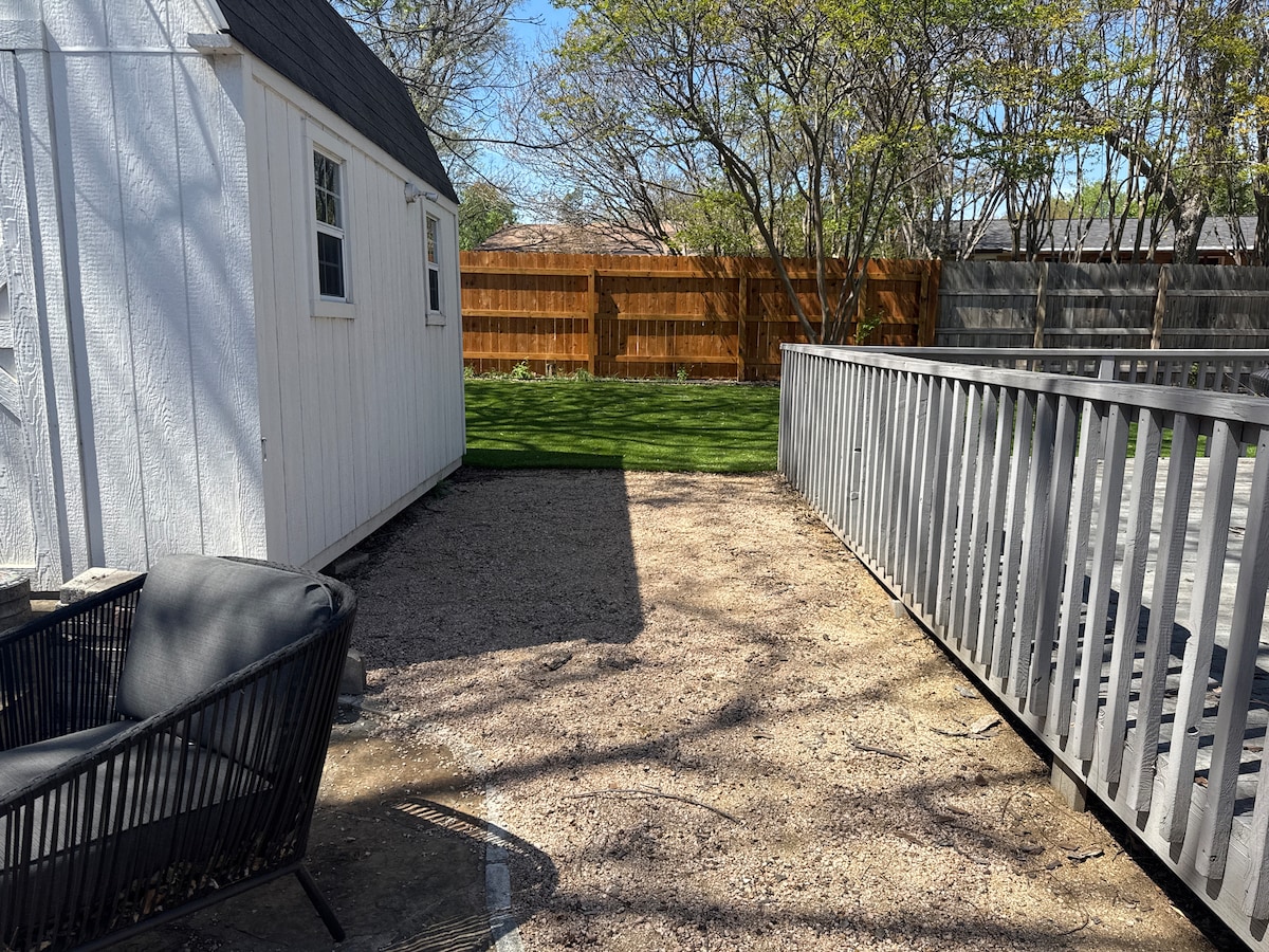 Tempurpedic beds, walk to food, fenced turf yard.