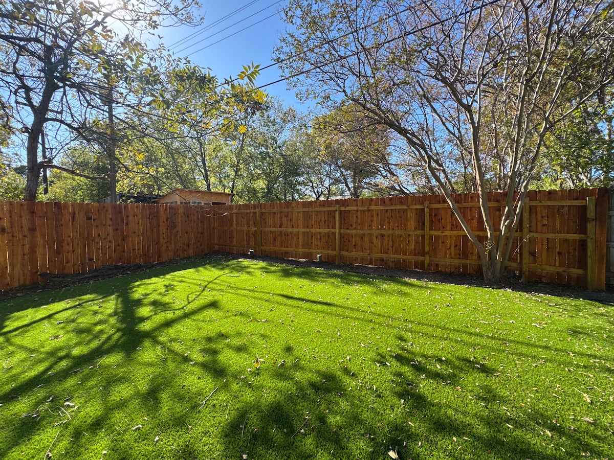 Tempurpedic beds, walk to food, fenced turf yard.