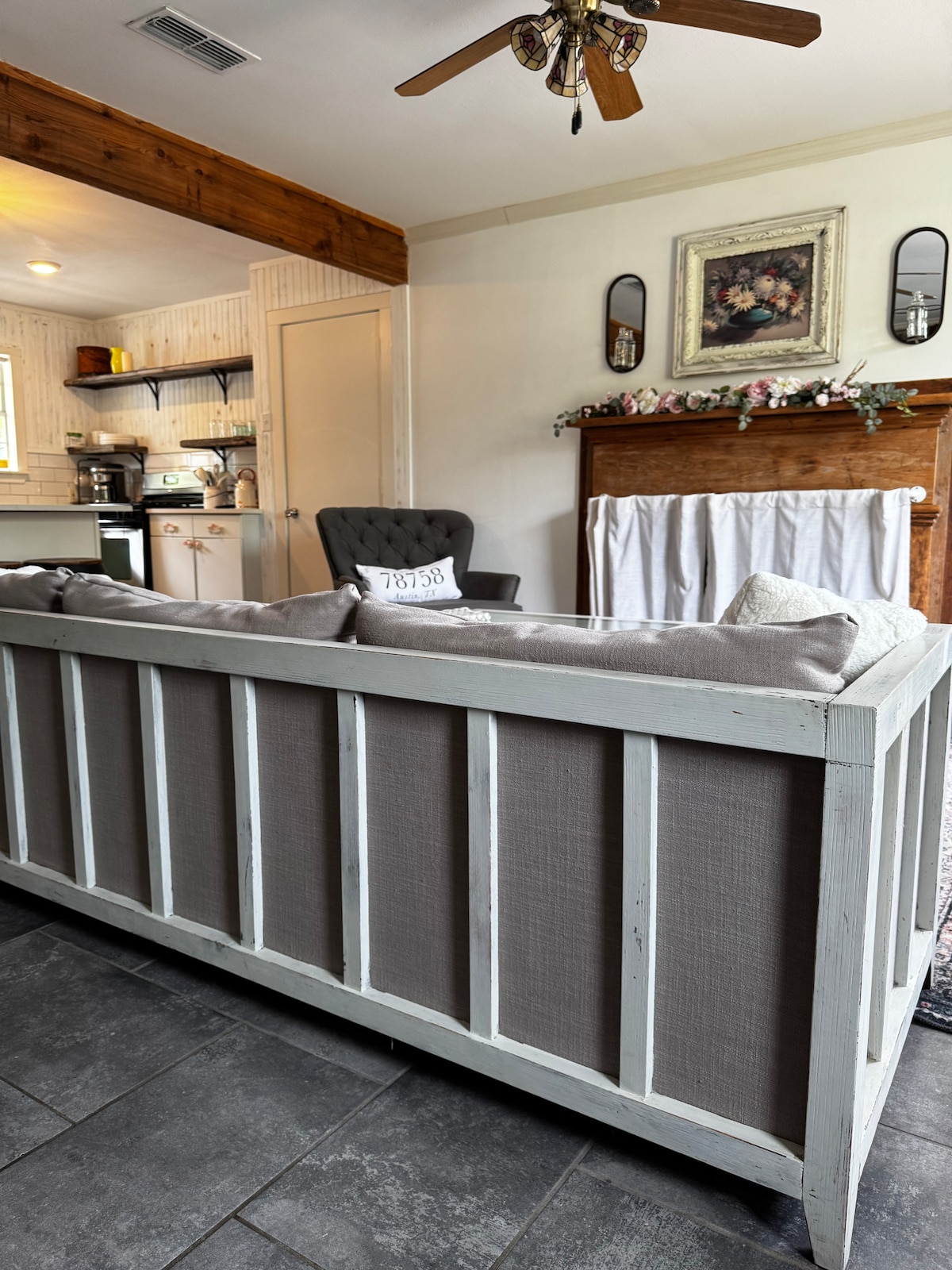 Tempurpedic beds, walk to food, fenced turf yard.