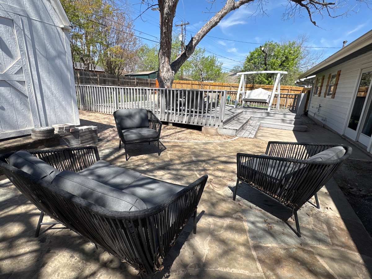 Tempurpedic beds, walk to food, fenced turf yard.