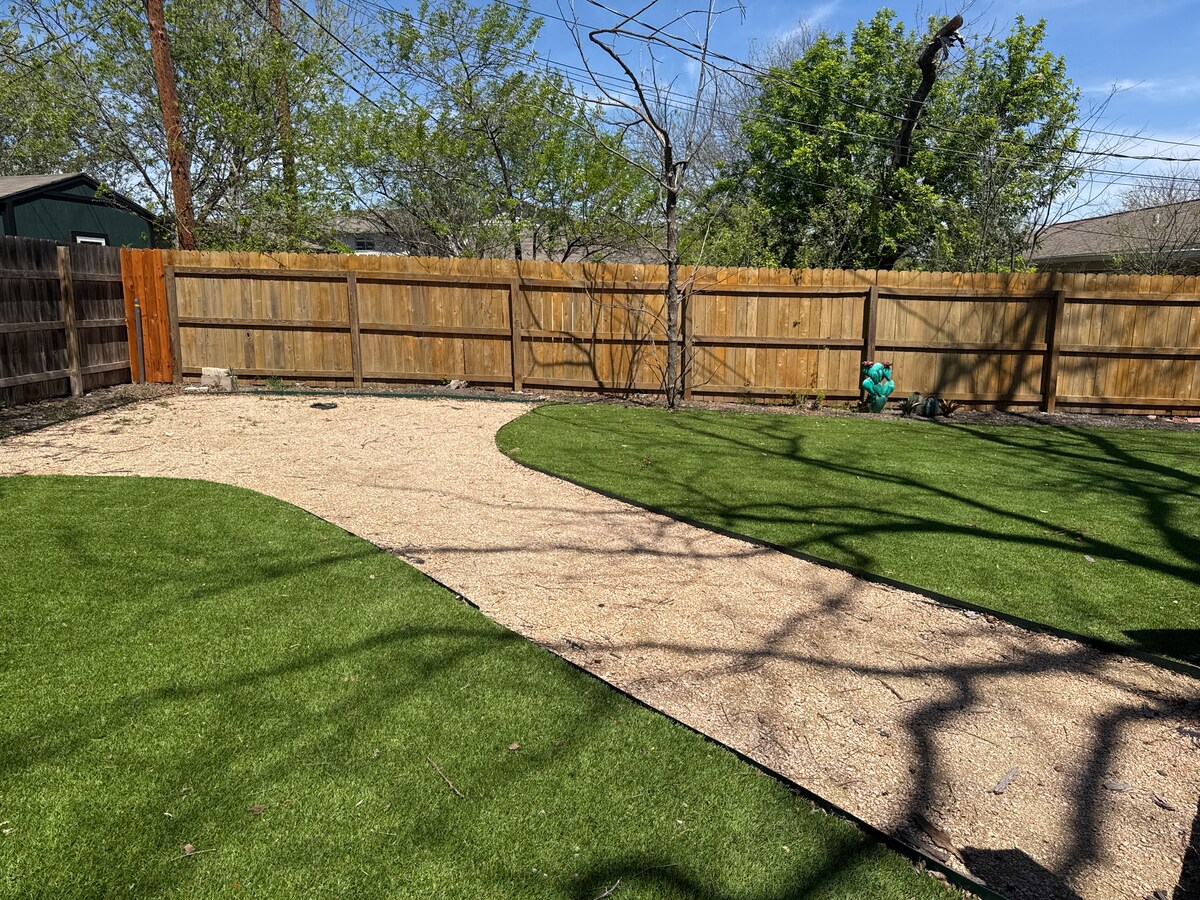 Tempurpedic beds, walk to food, fenced turf yard.