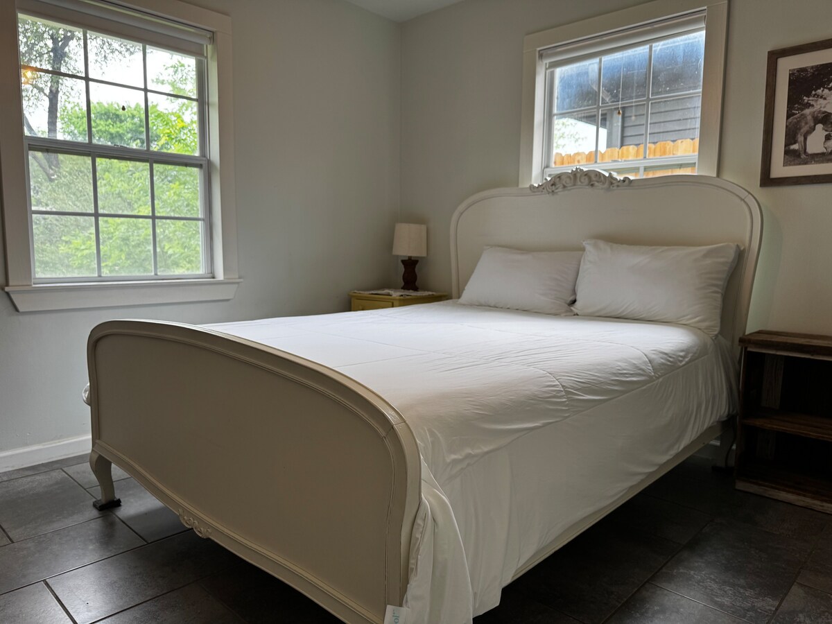 Tempurpedic beds, walk to food, fenced turf yard.