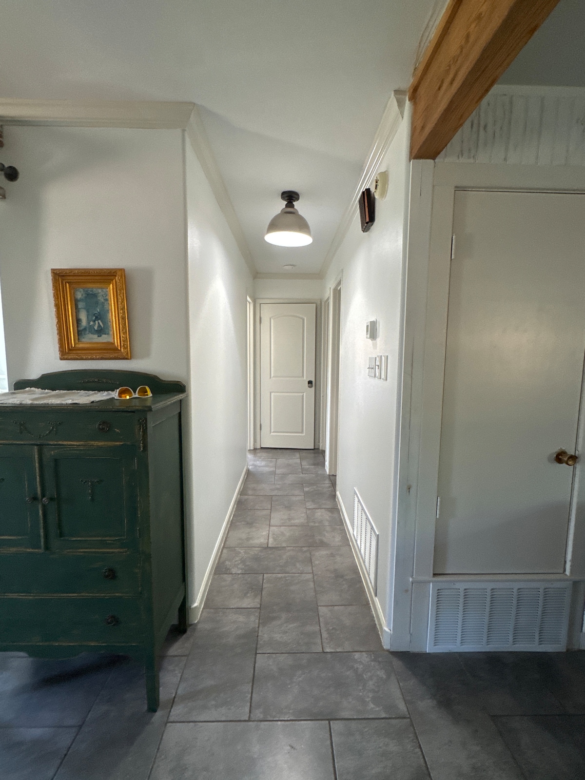 Tempurpedic beds, walk to food, fenced turf yard.
