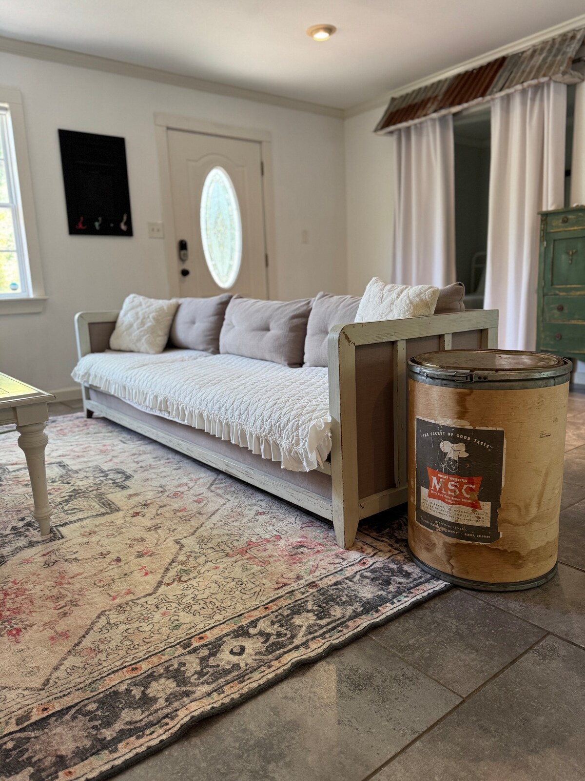 Tempurpedic beds, walk to food, fenced turf yard.