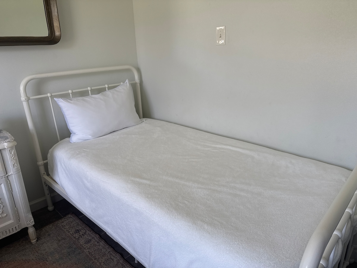 Tempurpedic beds, walk to food, fenced turf yard.