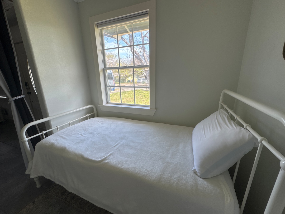 Tempurpedic beds, walk to food, fenced turf yard.