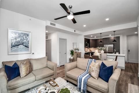 Popular Airbnb listing: The Blues| NRG Stadium| Private Parking| High-Rise in University Place