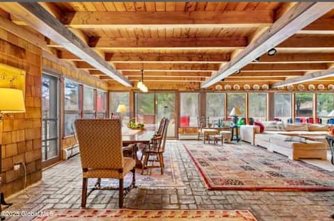 Hudson Hideaway, 8 bdrm Sprawling Compound