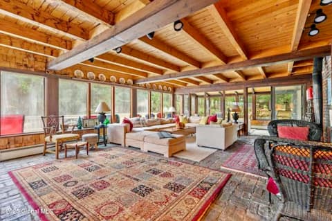 Hudson Hideaway, 8 bdrm Sprawling Compound
