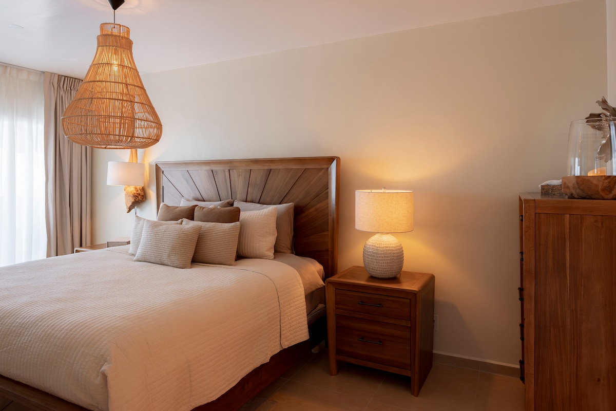 Главната спална соба на Томи – брачен кревет, постелнина од бамбус, меко приземјување, бања во склоп на сместувањето на неколку чекори.