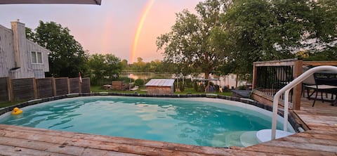Riverfront receive 2 apartments, hot tub, pool bbq