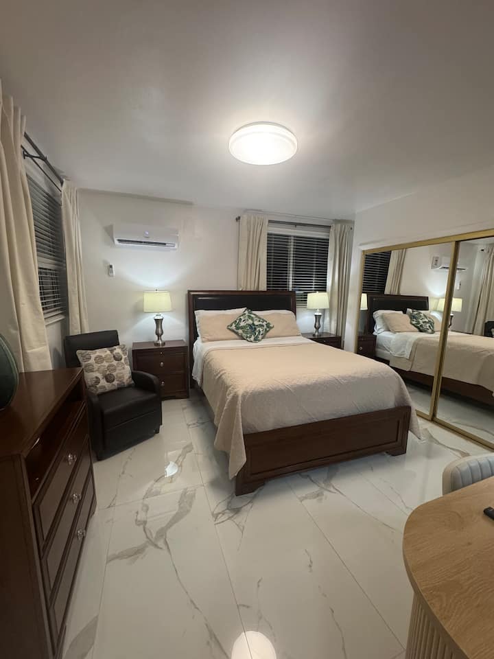 Coral Gables Studio Near Miami Airport - Coral Gables, FL