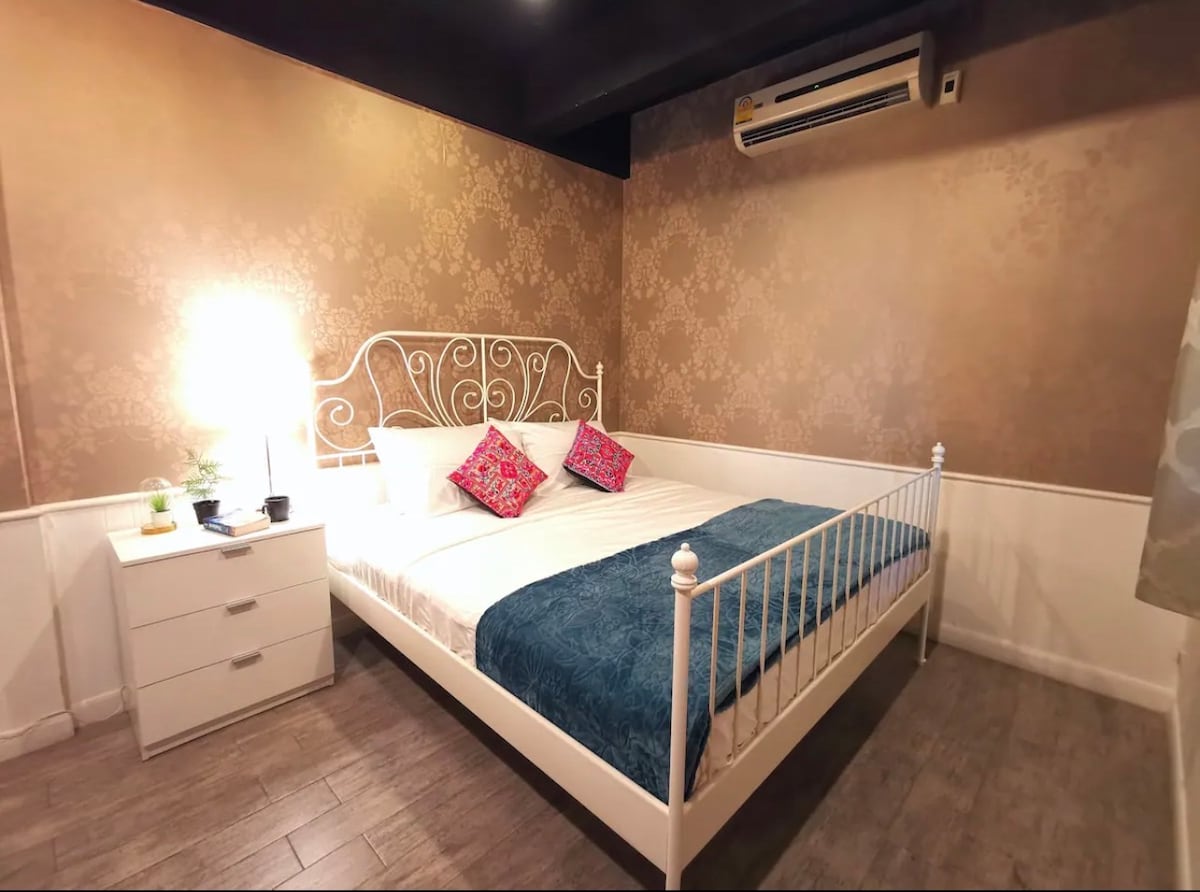 เตียงขนาดคิงไซส์ในห้องพักที่อบอุ่น