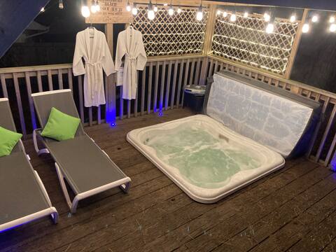 Walk to beaches & river. Luxury Jacuzzi hot tub.