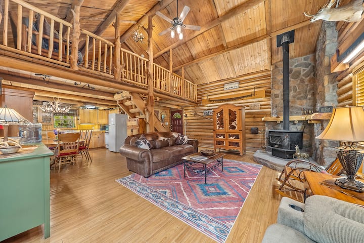 Wild Horse Cabin blev renoveret af ejerne Allen og Linda Klark.
Alle bjælkerne og gelænderet blev indsamlet fra den tæt skovklædte ejendom på 40 acres.