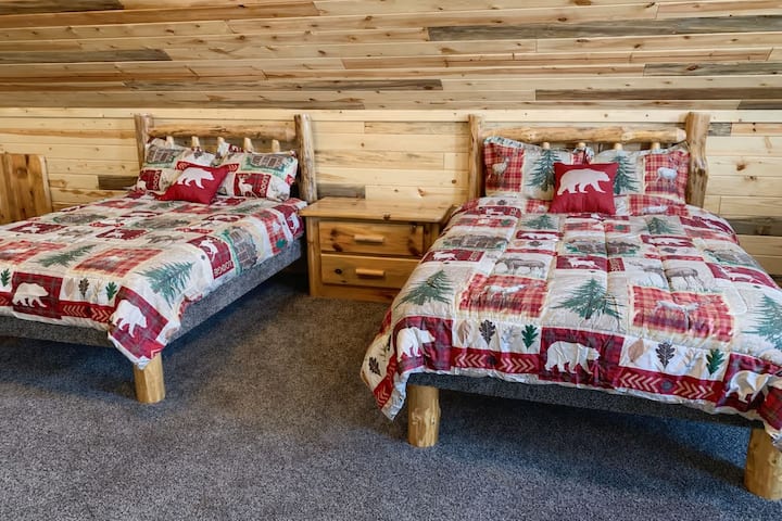 Arriba, en el loft, hay tres camas queen de madera. 