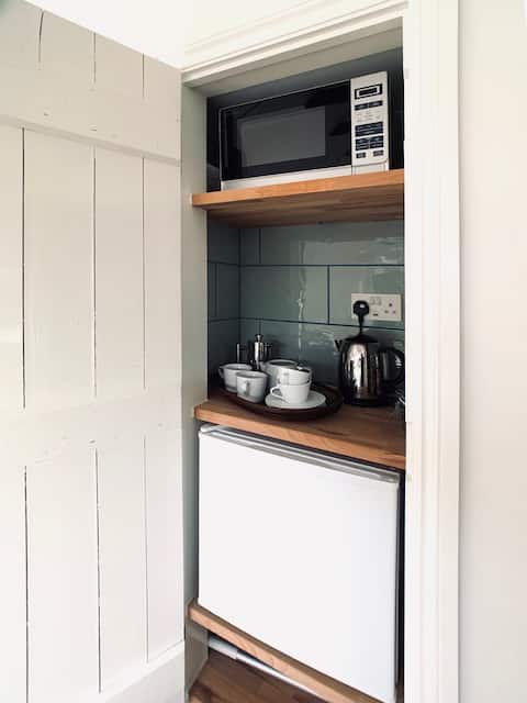 Successful Airbnb property: The Little House Self contained woodland setting in Croydon