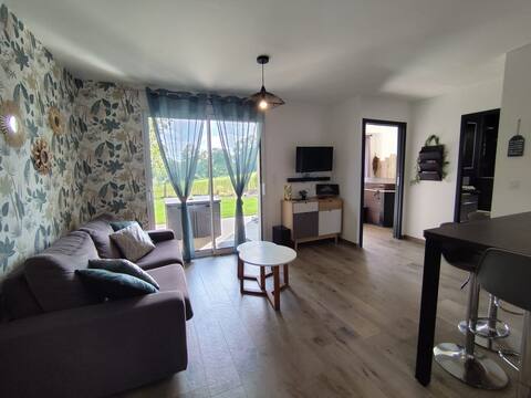 Les Bulles d'Emeraude Gîte, private indoor HOT TUB