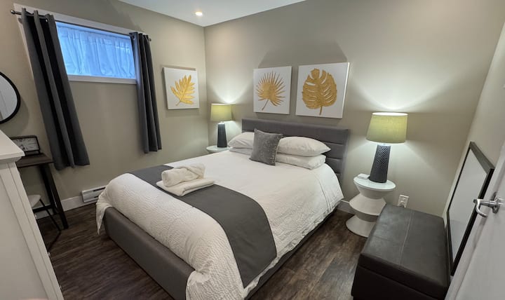 חדר שינה 2 - מיטת קווין סייז, טלוויזיה, מיזוג אוויר/חימום, מצעים נוספים, שידה, שולחן עבודה.