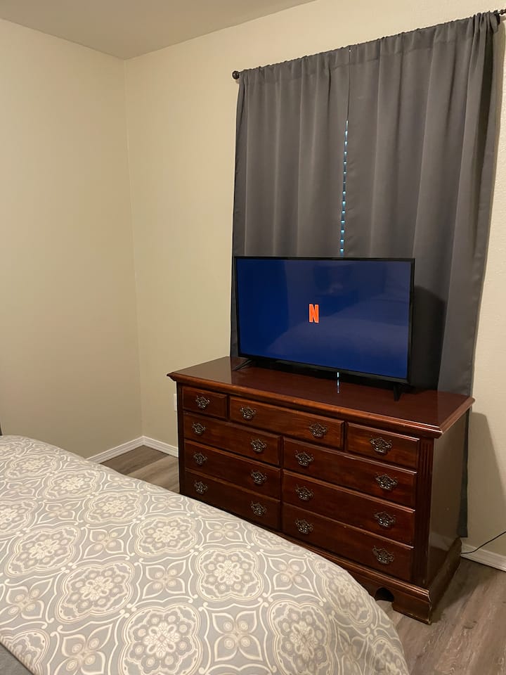 2 - ра спалня с двойно легло и телевизор