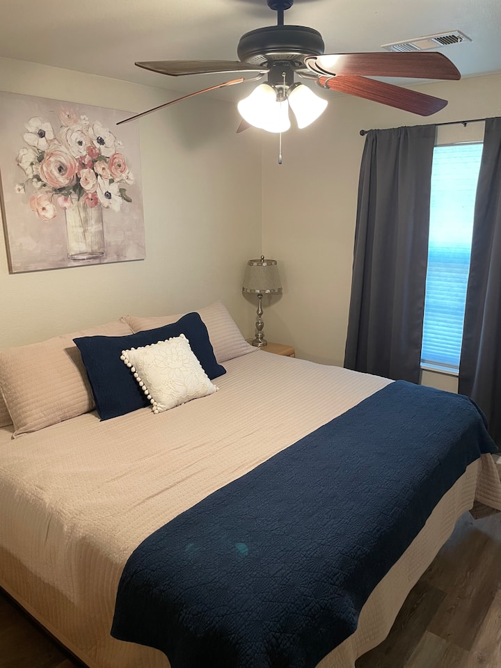 Основна спалня с двойно легло king size и самостоятелна баня 