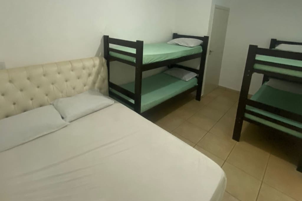 Chumba hiki kina kitanda 1 cha watu wawili na vitanda 2 vya ghorofa, bafu lina bomba la mvua la kioo