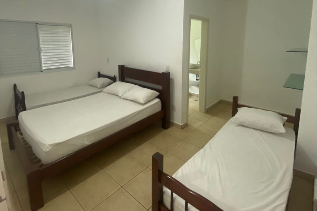 Ni chumba kikubwa zaidi katika nyumba, kina kitanda cha watu wawili na vitanda 2 vya mtu mmoja, bafu ni kubwa na kina bomba la mvua lenye kioo