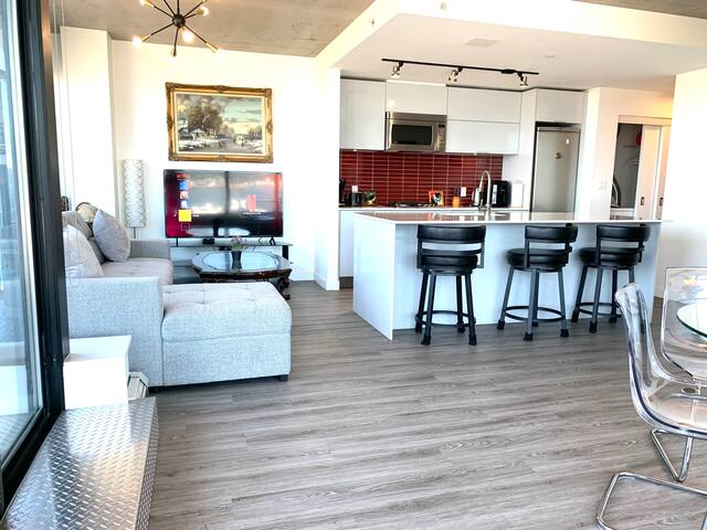 Stunning views – Gastown, 1 parking gallery image 3