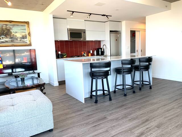 Stunning views – Gastown, 1 parking gallery image 4